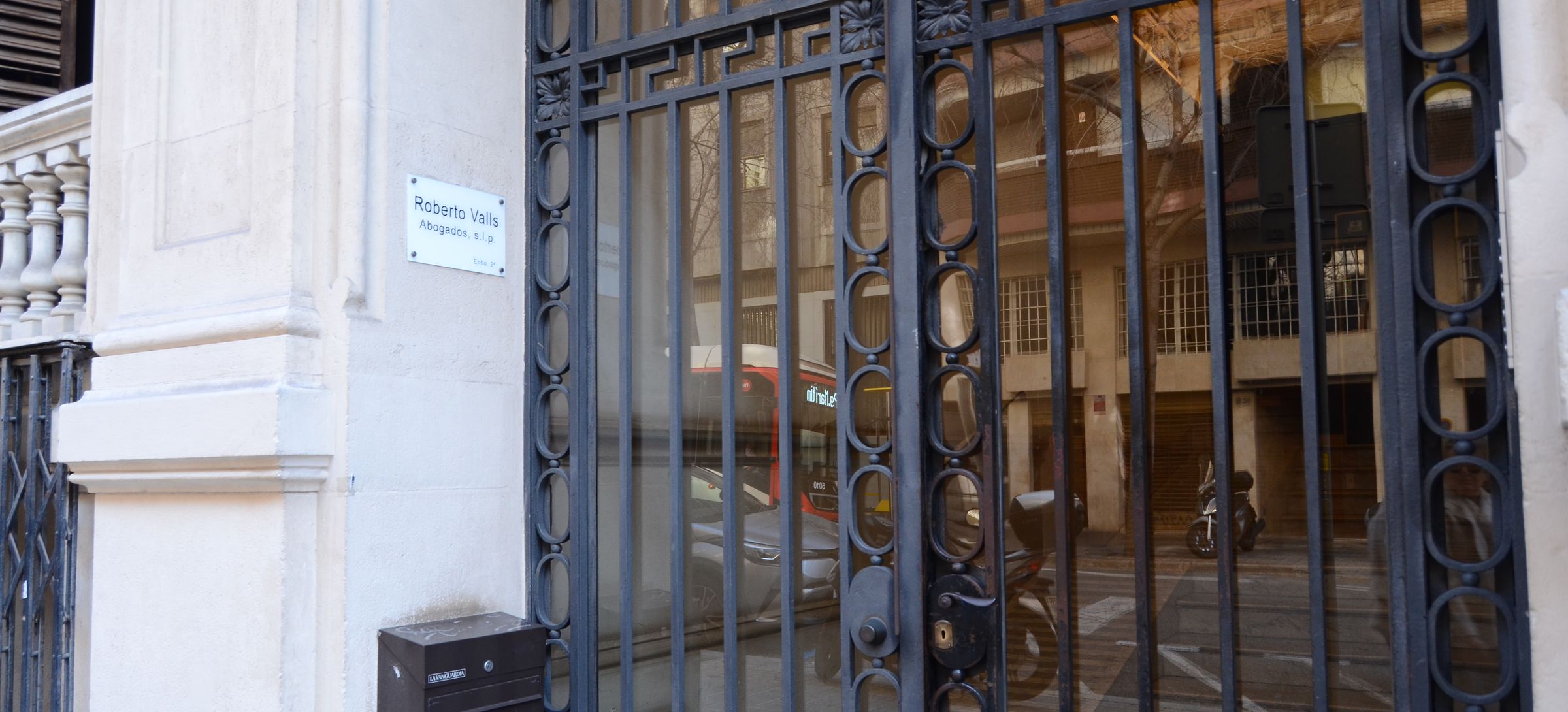 Entrada del edificio del despacho en el Carrer del Bruc de Barcelona