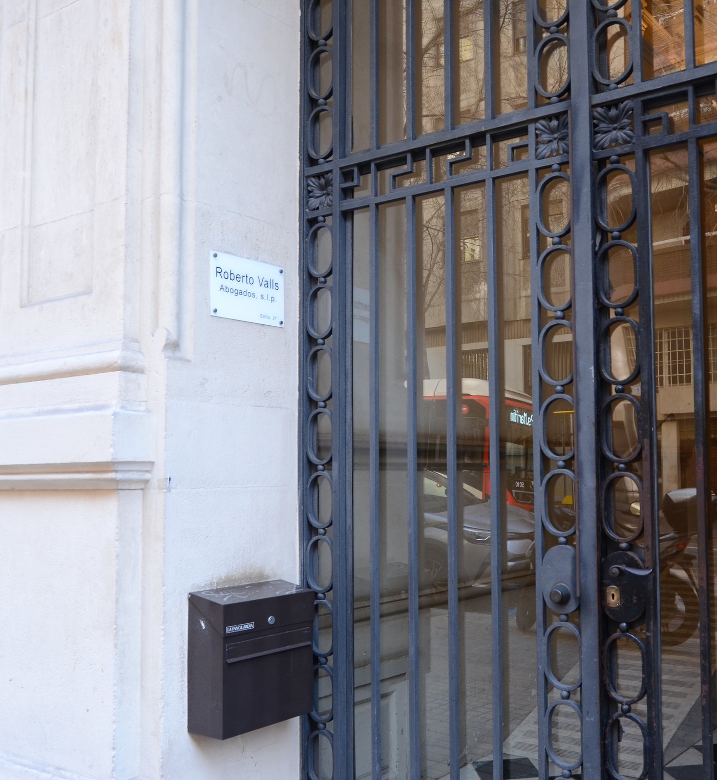 Placa de acceso de Roberto Valls Abogados en la entrada del despacho