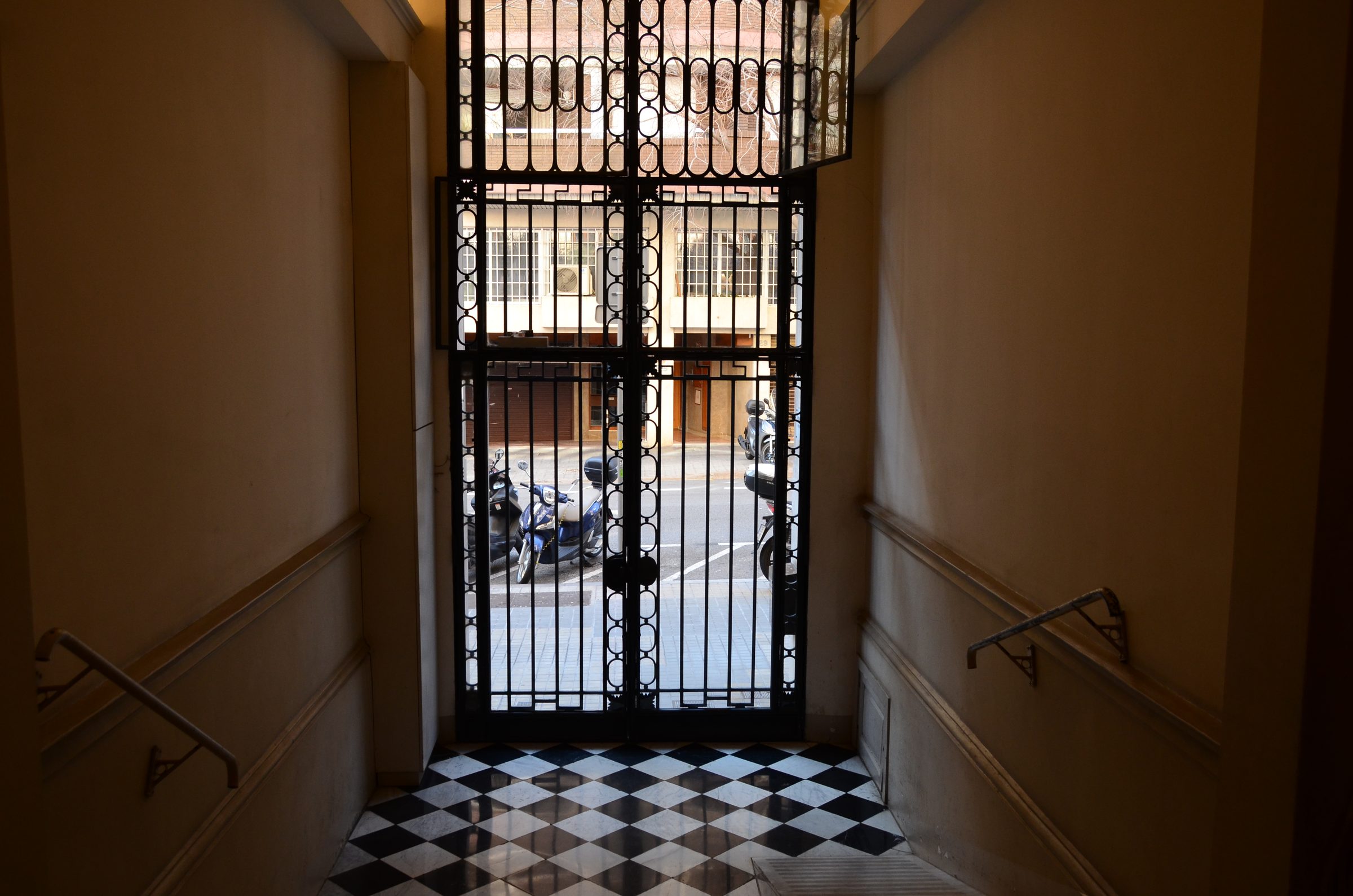 Portal de acceso al despacho de Roberto Valls Abogados en Barcelona